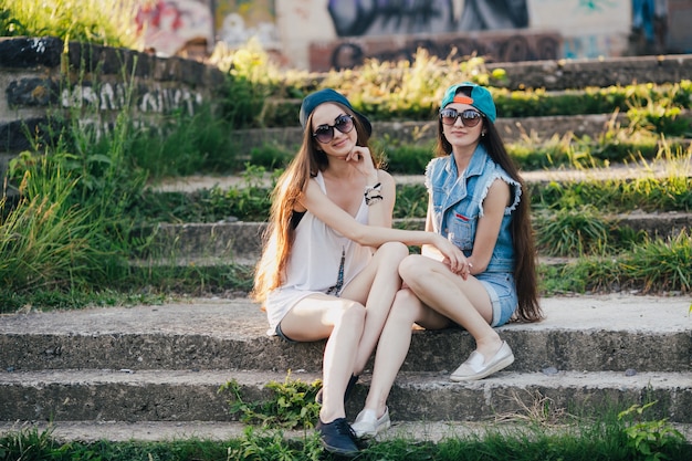 Femmes assis dans les escaliers