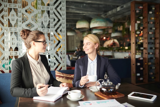 Femmes au café