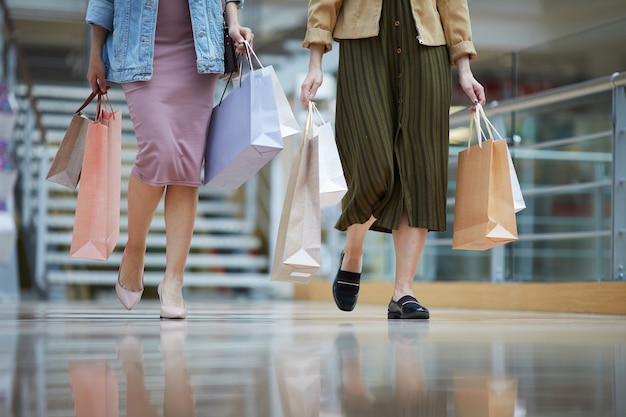 Femmes au centre commercial