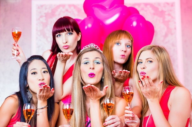 Femmes ayant bachelorette party en boite de nuit