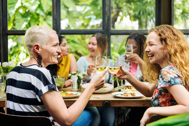 Femmes ayant du vin ensemble