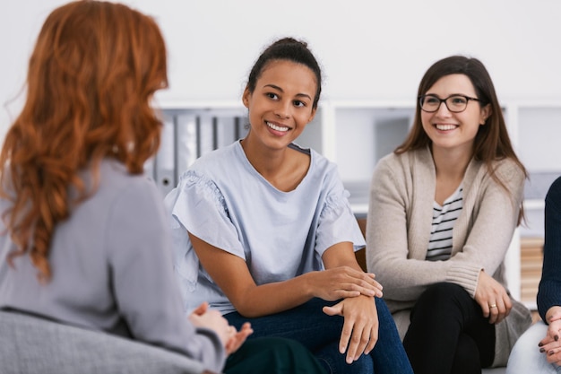 Femmes ayant des problèmes assises ensemble pendant le conseil