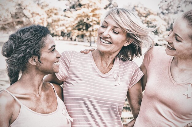 Femmes bénévoles soutenant la sensibilisation au cancer du sein au parc