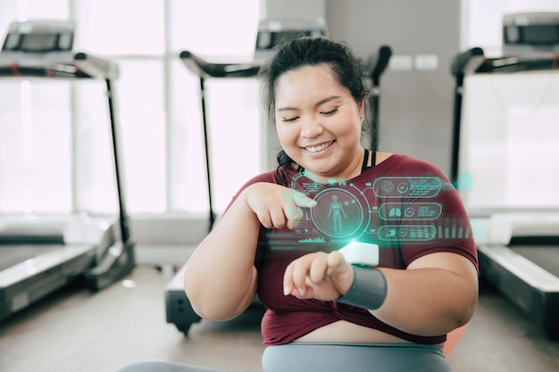 Photo les femmes en bonne santé sont heureuses d'utiliser des appareils scientifiques et technologiques intelligents, des trackers de fitness, des affichages holo.