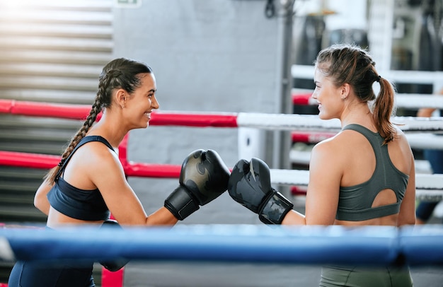 Femmes boxeuses en bonne santé et athlétiques s'entraînant à l'intérieur De belles filles sportives restent actives avec une compétition amicale grâce à la forme physique et à l'exercice