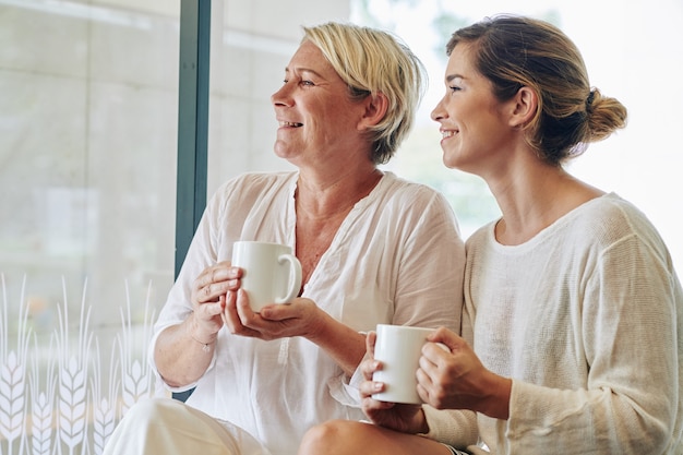 Les femmes buvant le café du matin