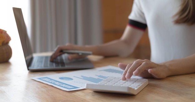 Photo les femmes calculent les revenus et les dépenses et analysent les données sur les investissements immobiliers contabilité conception des systèmes financiers et fiscaux