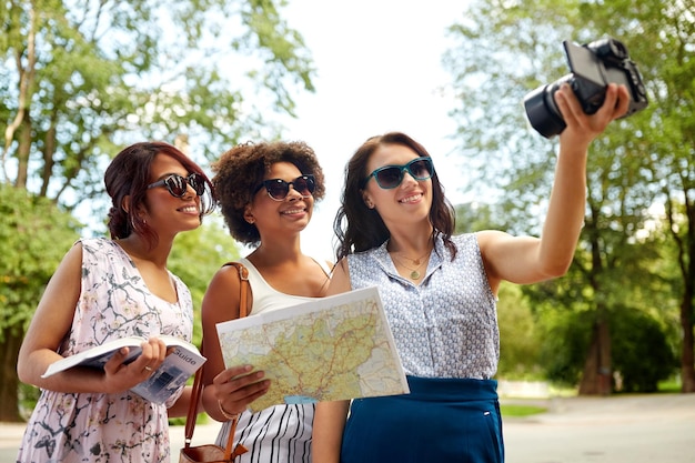 Photo femmes avec une carte voyageant et enregistrant un blog vidéo