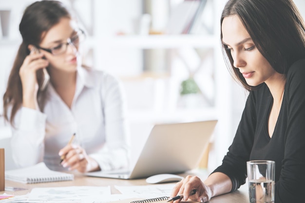 Femmes caucasiennes faisant de la paperasse