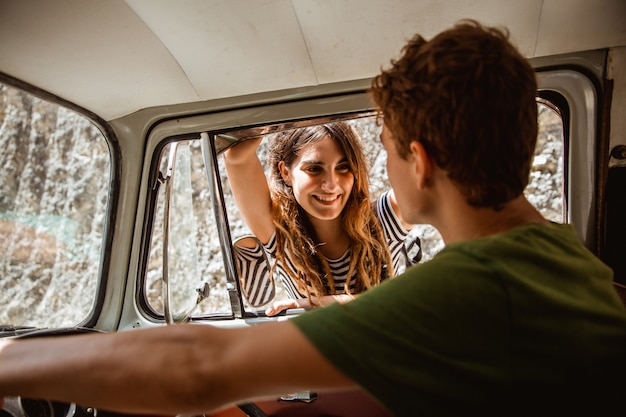 Femmes caucasiennes hipster faisant de l'auto-stop demandant de l'aide