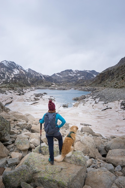 Femmes chien montagne lac neige