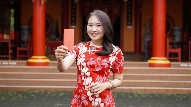 Femmes chinoises asiatiques tenant ang pao à vihara