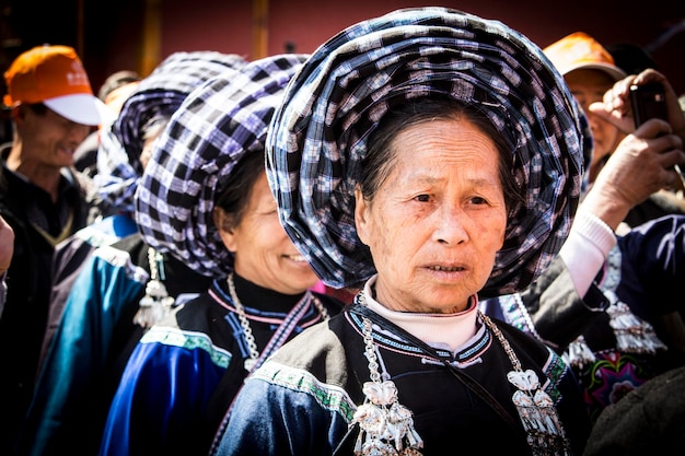 Les femmes chinoises portant des châles à carreaux sur la tête en visite à Pékin, Chine