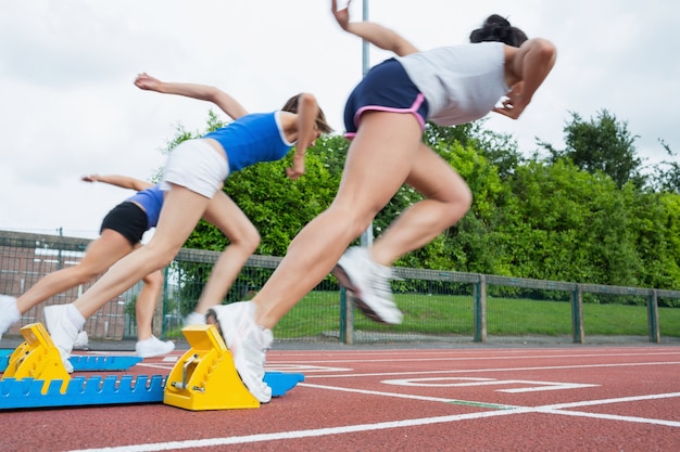 Femmes commençant la course