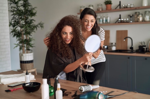 Femmes commençant des traitements de beauté capillaire à la maison