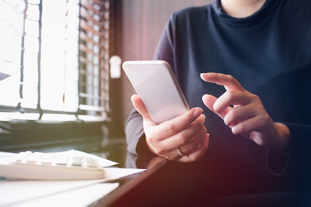 Les femmes de comptabilité d&#39;entreprise travaillent avec le téléphone intelligent. Concept de technologie financière