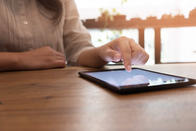 Les femmes comptables professionnelles travaillent avec un téléphone intelligent. Concept de technologie financière