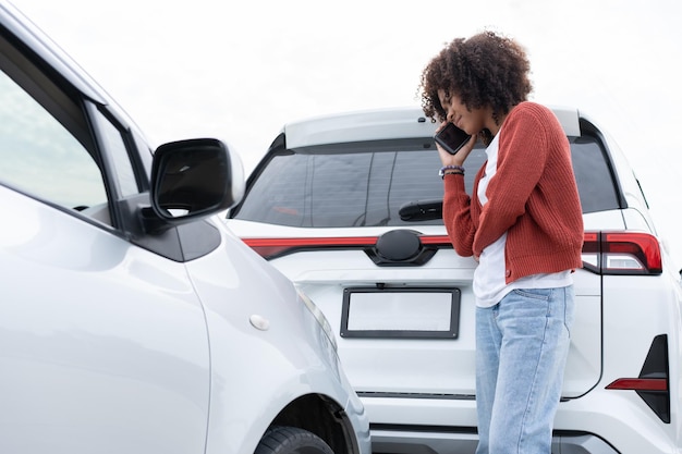 Photo les femmes conductrices asiatiques vérifient les dommages après un accident de voiture avant de prendre des photos et d'envoyer une assurance réclamation d'assurance accident de voiture en ligne après avoir soumis des photos et des preuves à une compagnie d'assurance