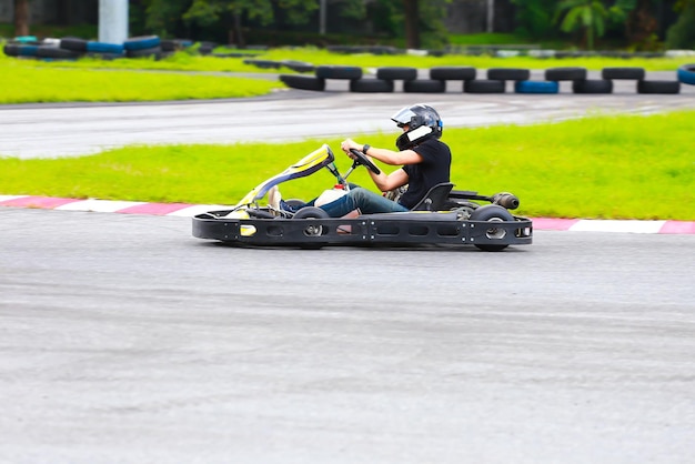 Des femmes conduisent une voiture de karting sur une piste extérieure