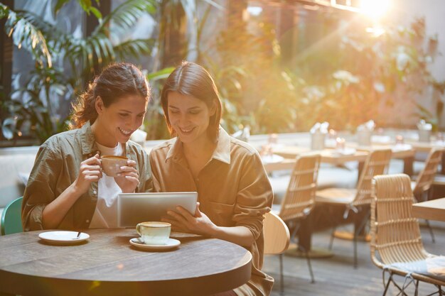 Femmes contemporaines à table de café