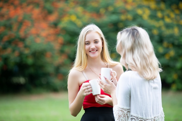 femmes, conversation, parc, flic, café, amitié, concept