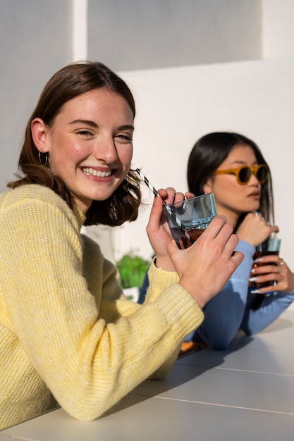 Photo femmes à coup moyen buvant du kombucha