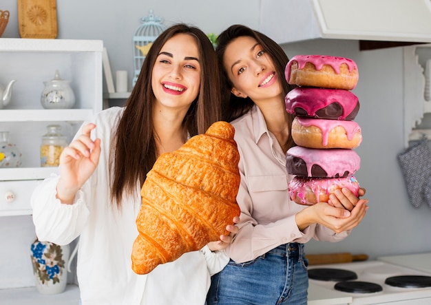 Femmes à coup moyen avec un dessert géant