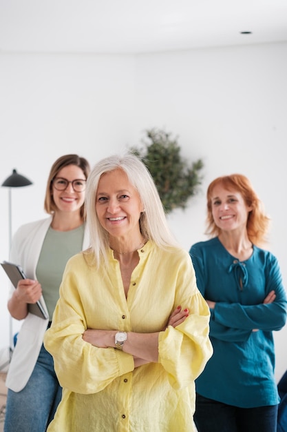 Femmes créant une start-up et utilisant l'image de l'entreprise pour promouvoir leur entreprise Concept innovation autonomisation féminisme