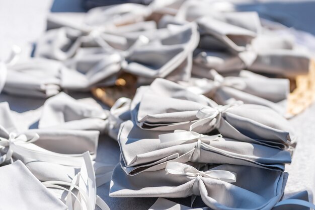 Des femmes créatrices décorent le lieu de la célébration d'une cérémonie de mariage en plein air.