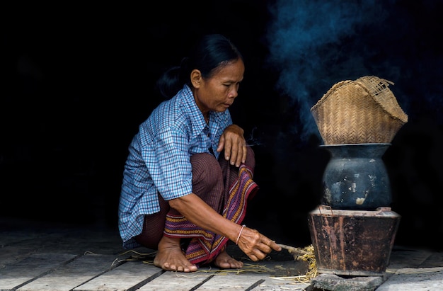 femmes cuisinant avec des plats traditionnels