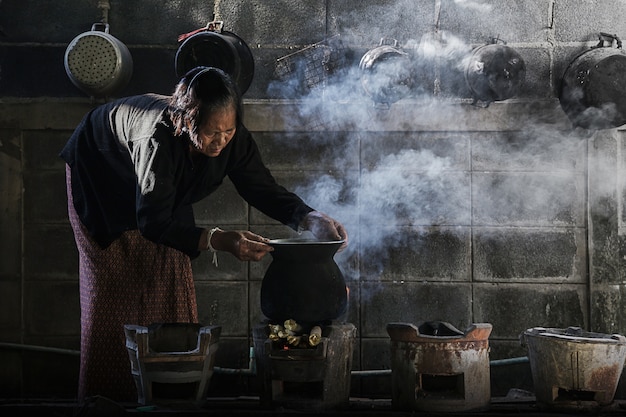 Les femmes cuisinent en Thaïlande rurale