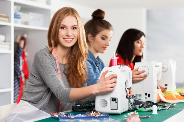 Femmes dans un atelier de couture