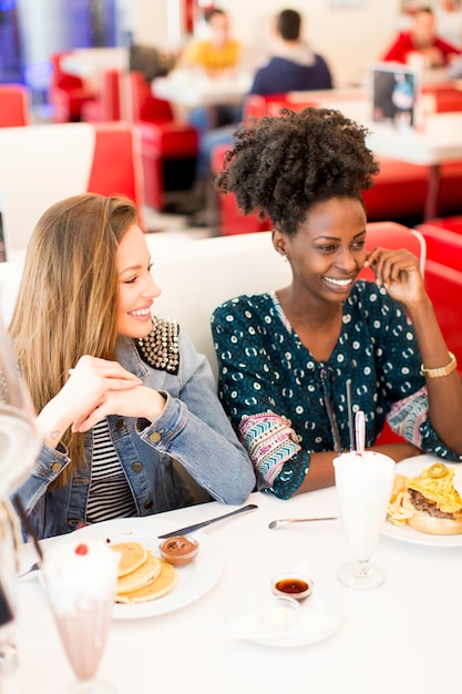 Femmes Dans Le Diner