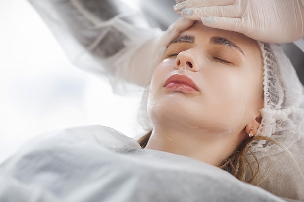 Femmes dans un salon de beauté faisant un traitement