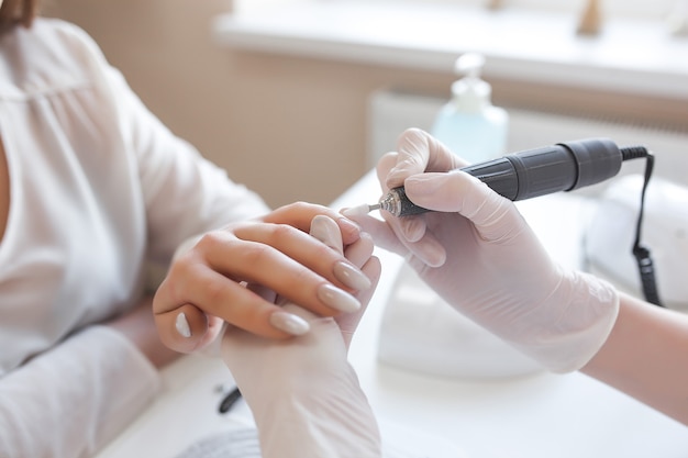 Femmes dans un salon de beauté faisant un traitement