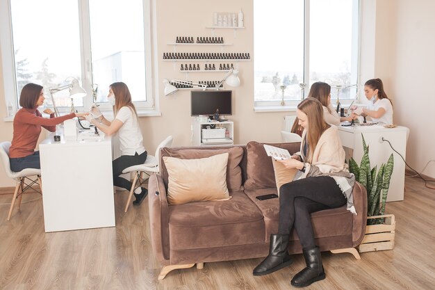 Femmes dans un salon de beauté faisant un traitement