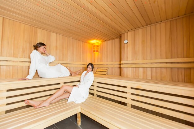 Les femmes dans le sauna