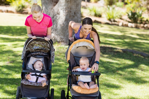 Femmes, Debout, Bébé, Poussette