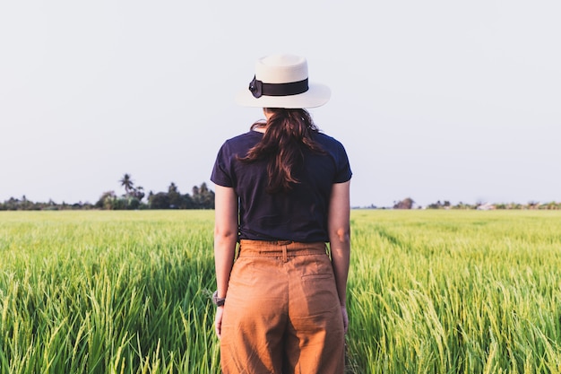 Femmes debout seules dans les rizières et le soir