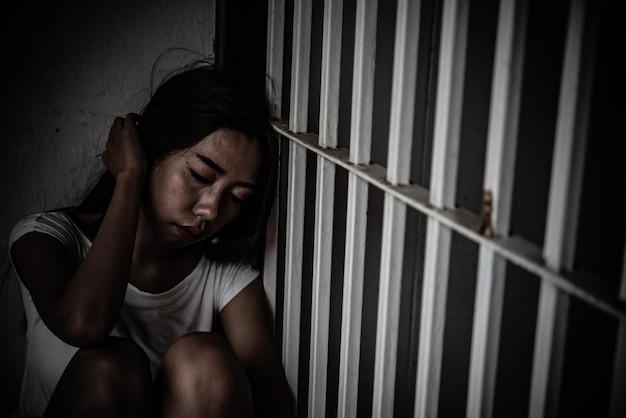 Femmes désespérées d'attraper la prison de ferconcept de prisonnierThaïlandaisEspoir d'être libreSi la violation de la loi serait arrêtée et emprisonnée