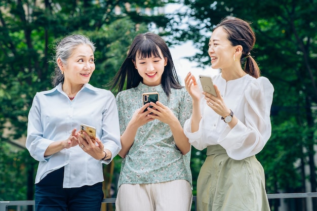 Femmes de différents âges utilisant des smartphones