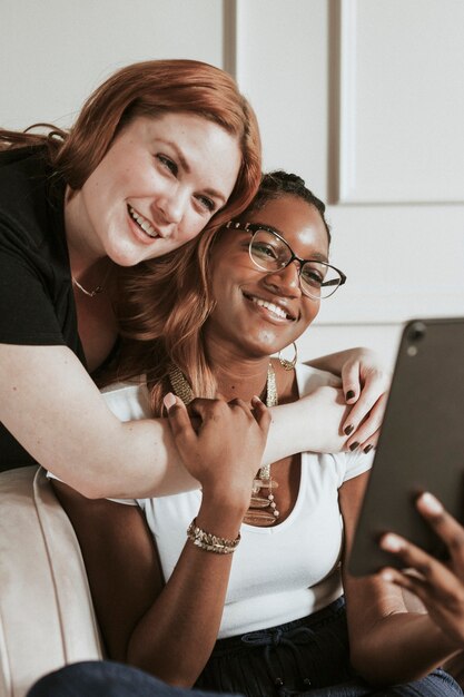 Photo femmes diverses heureuses prenant un selfie