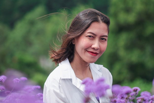 Les femmes du champ de la verveine sont épanouies et belles pendant la saison des pluies.