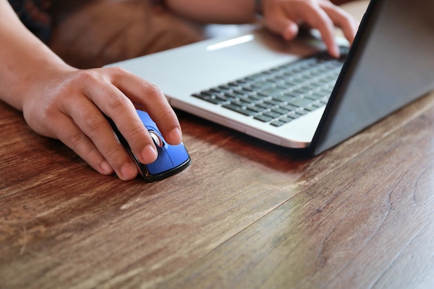 Femmes, écran tactile, et, dactylographie, ordinateur portable, sur, table bois