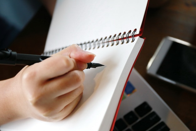 Femmes, écran tactile, et, dactylographie, ordinateur portable, sur, table bois