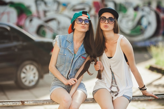 Femmes élégantes avec des cheveux emmêlés