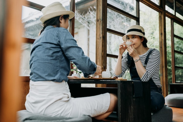 Des femmes élégantes qui sentent le thé matcha tiennent un bol