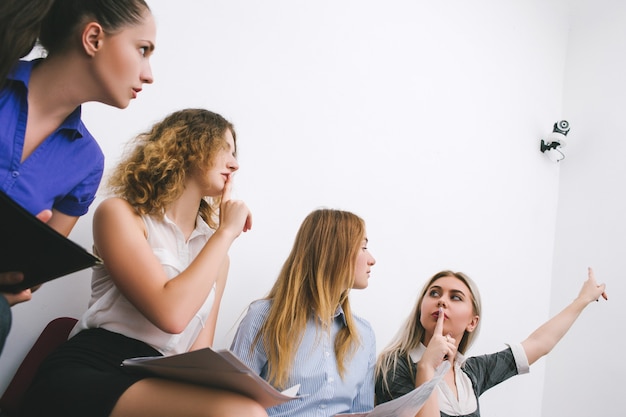 Femmes employées de bureau de caméra de surveillance