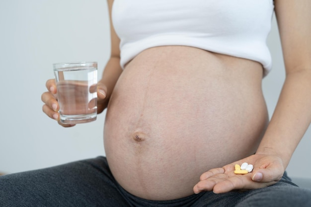 Les femmes enceintes consomment des vitamines et des foliques pour nourrir la grossesse Une grossesse saine pour bébé