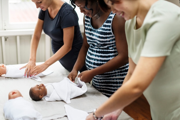 Photo femmes enceintes dans une classe